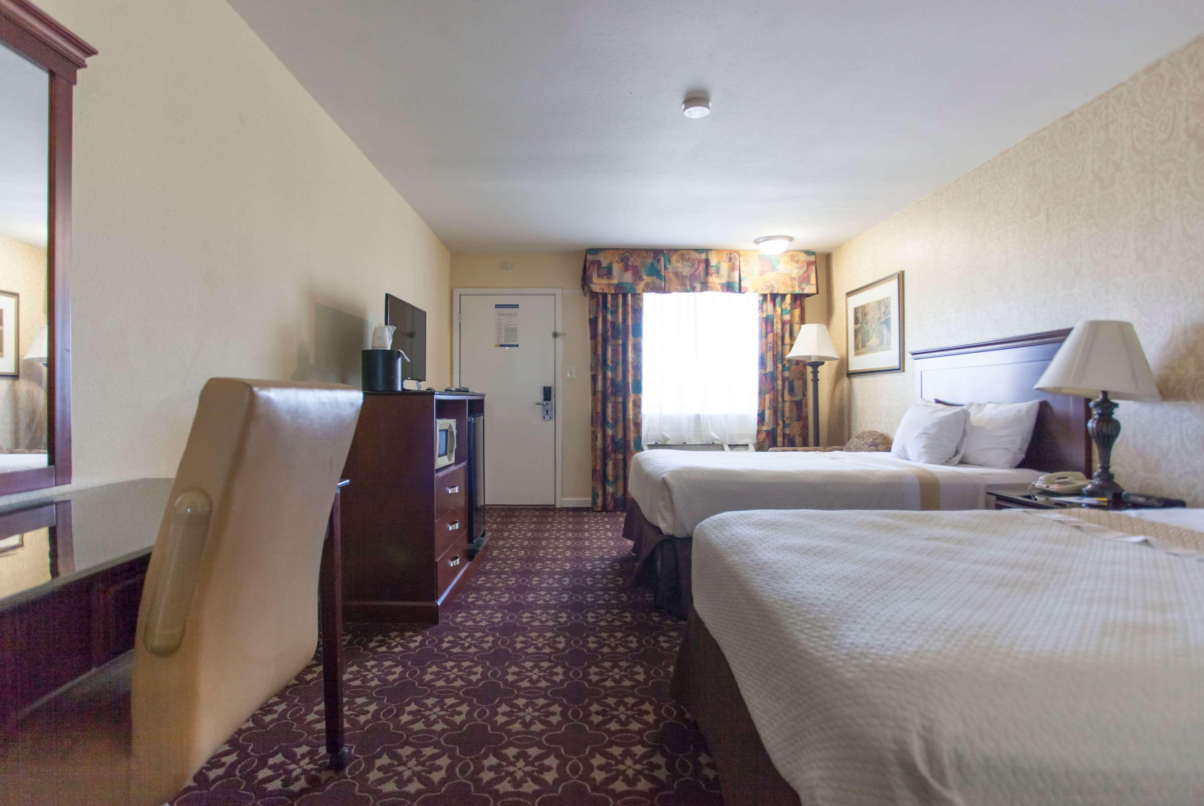 Days Inn By Wyndham Shenandoah The Woodlands Exterior photo